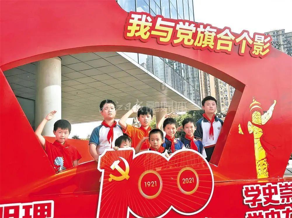 如何解决擦玻璃时因水痕而越擦越脏的问题？游戏画面
